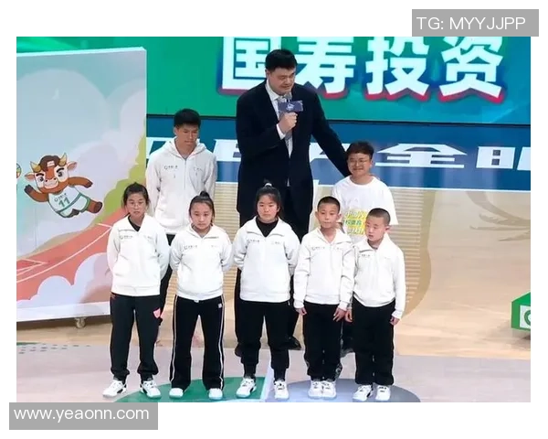 姚明现身武汉机场引发粉丝热潮与媒体关注，分享篮球梦想与家乡情怀