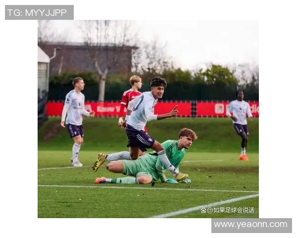 德甲惊天冷门里昂以4-0战胜曼联引发全场震动与热议