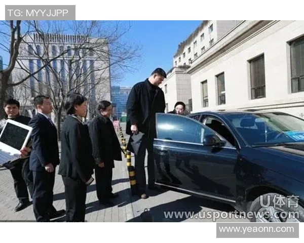 姚明驾驶豪车现身街头引发围观粉丝热情追逐与媒体关注